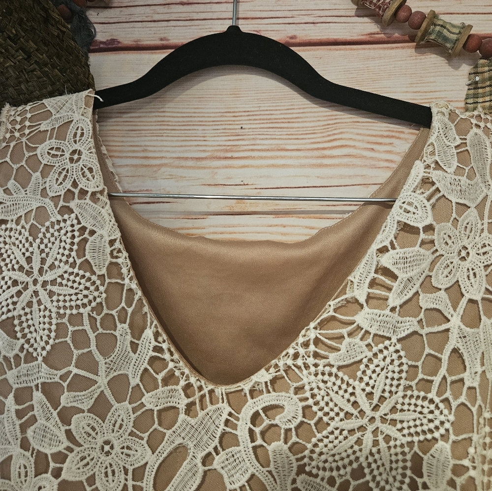 NWOT Beautifull Lace, Lined, Bell Sleeve Party Dress! Size LARGE - Picture 6 of 9